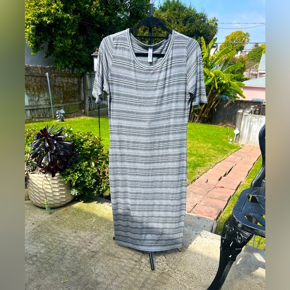 This little number will keep you kissing!😘. LULAROE SIZE SMALL - Picture 1 of 4